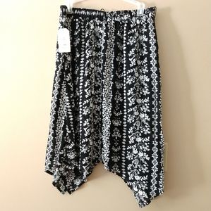 Asymmetric wrap skirt black white sz 8/10